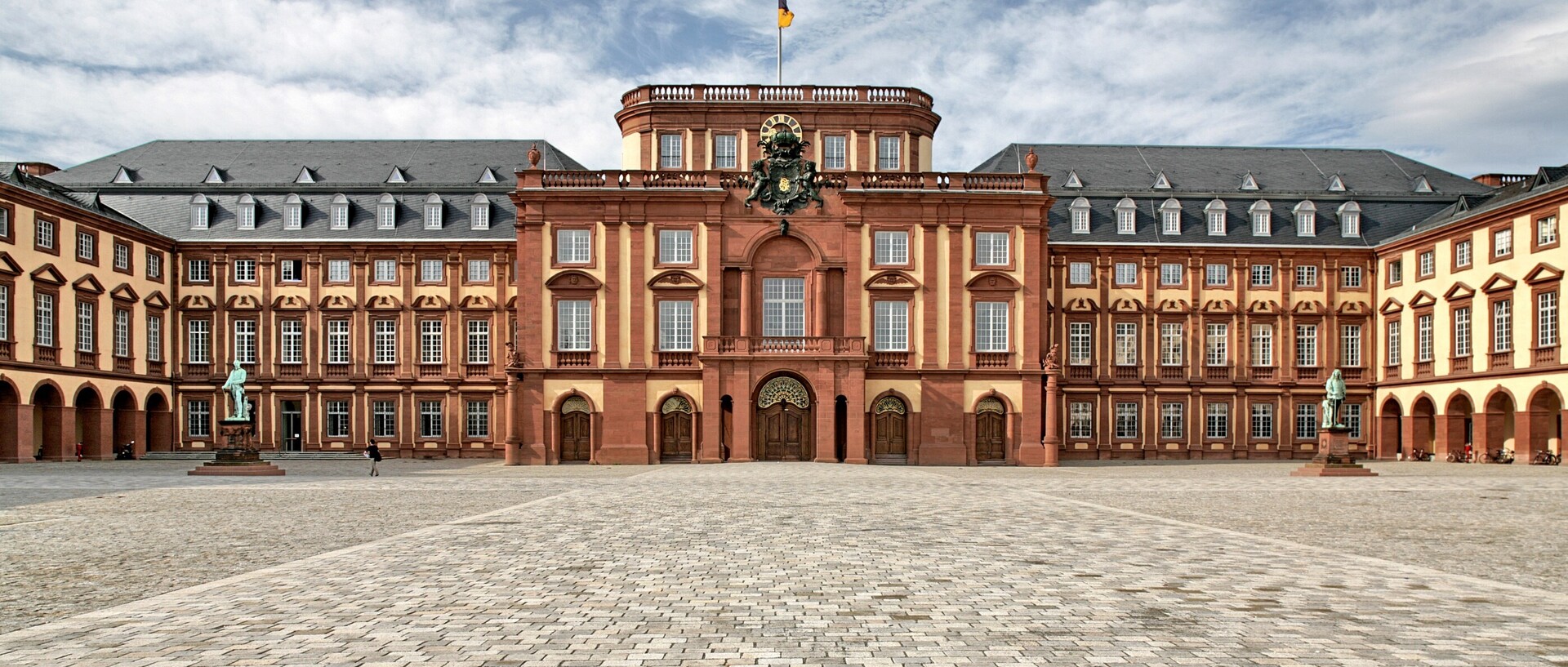 Schloss, Ehrenhof