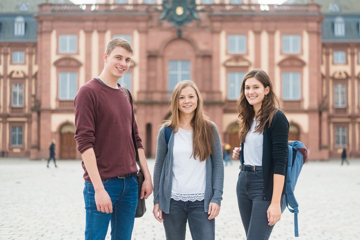 Drei Studierende vorm Schloss