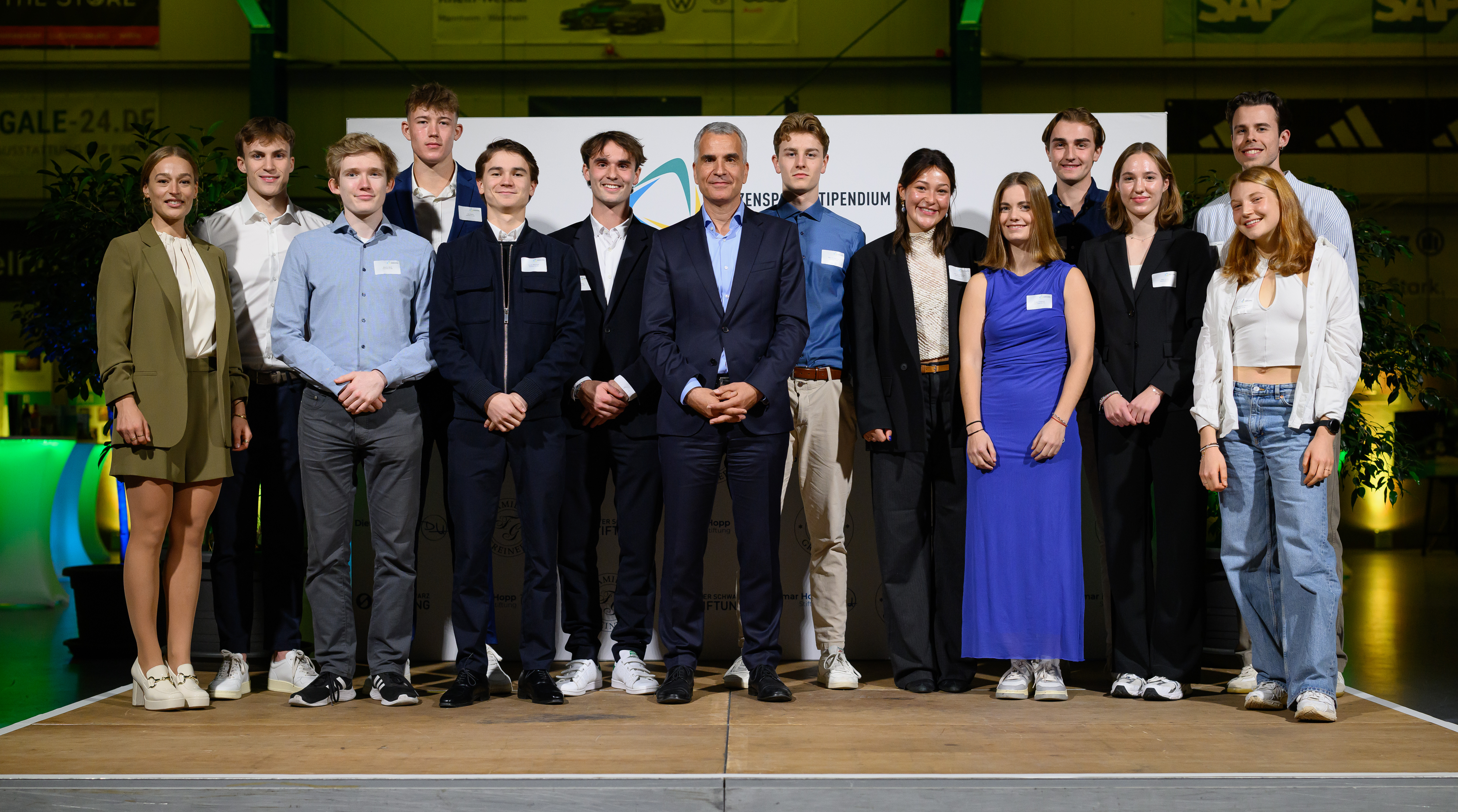 Gruppenfoto der neuen Stipendiat*innen der Uni Mannheim mit Rektor Prof. Fetzer und der Spitzensportbeauftragten Larissa Schilde.