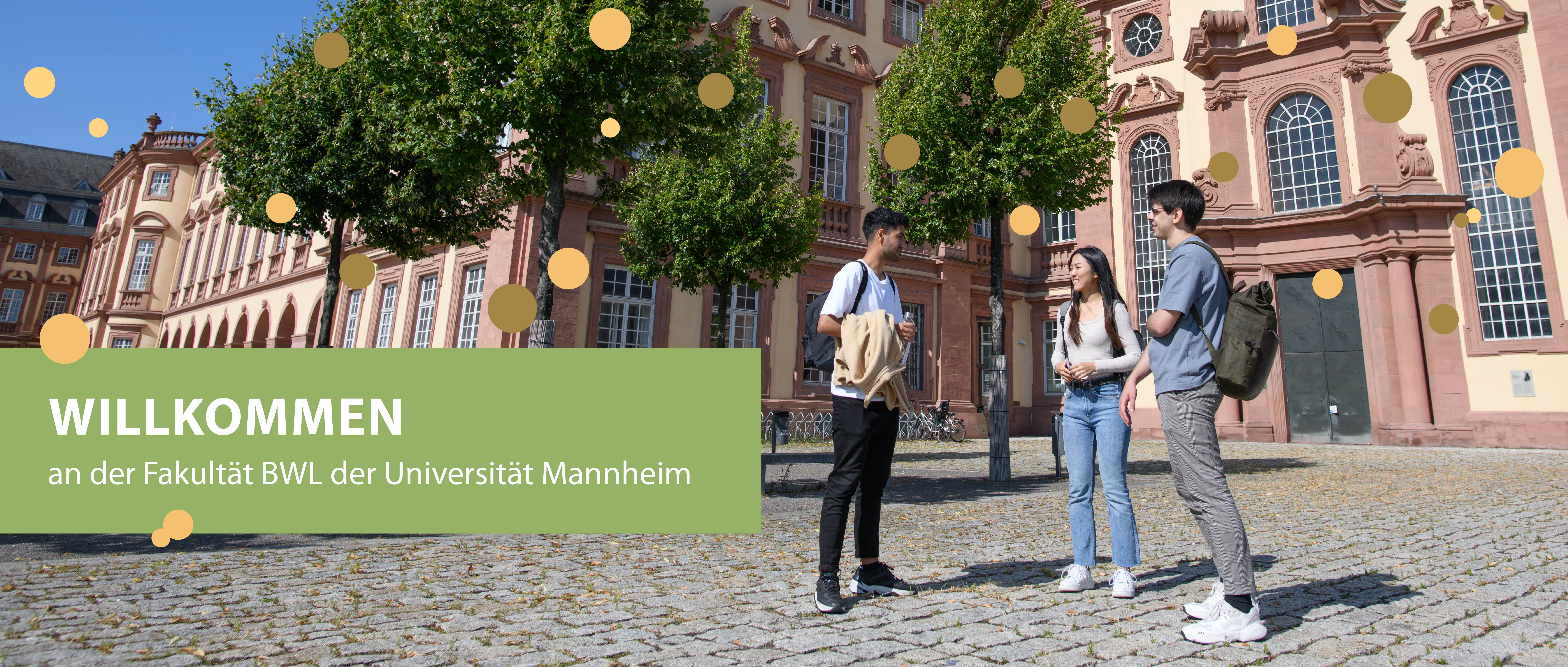 Schön, dass Sie da sind! Wir wünschen Ihnen einen guten Start ins Studium! drei Studierende stehen auf dem Ehrenhof. Grüner Balken mit Text: "Willkommen an der Fakultät BWL der Universität Mannheim"