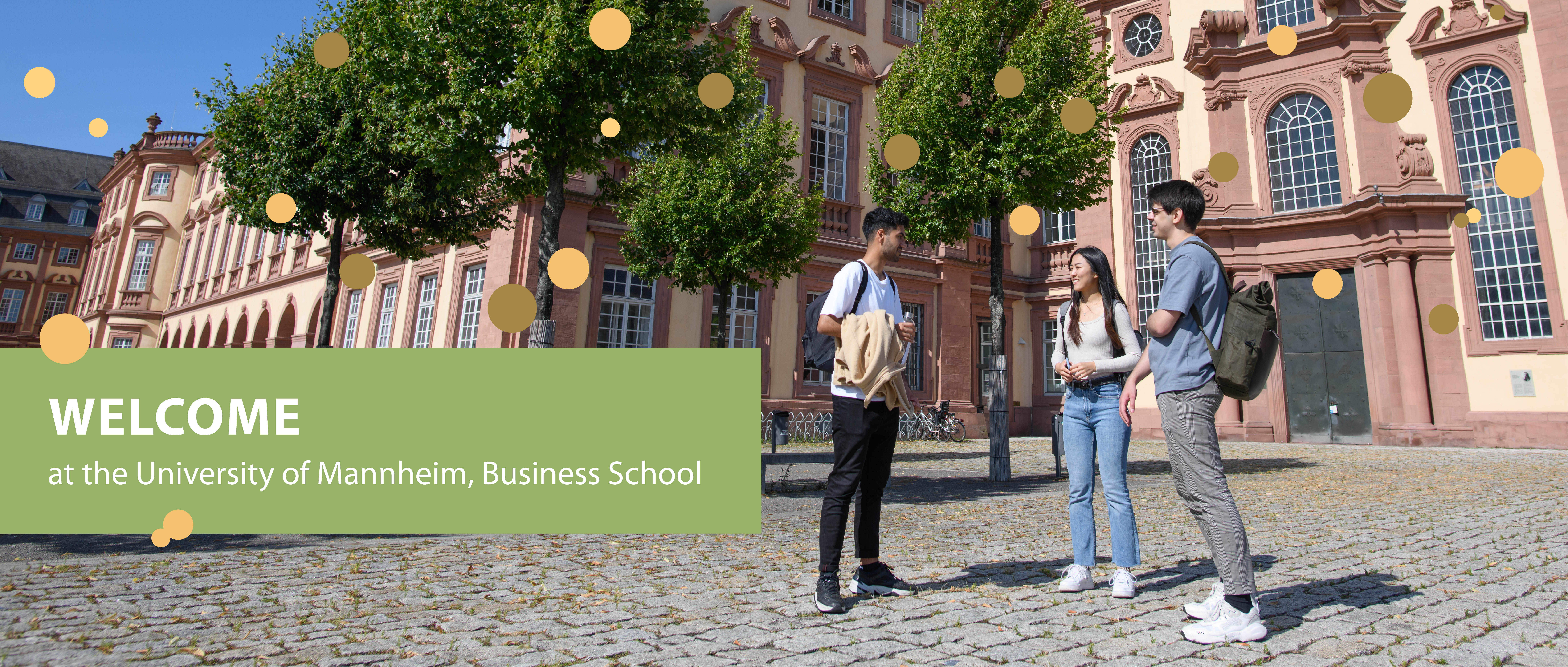 Drei Studierende auf dem Ehrenhof. Grüner Balken mit Schriftzug "Welcome at the University of Mannheim Business School"