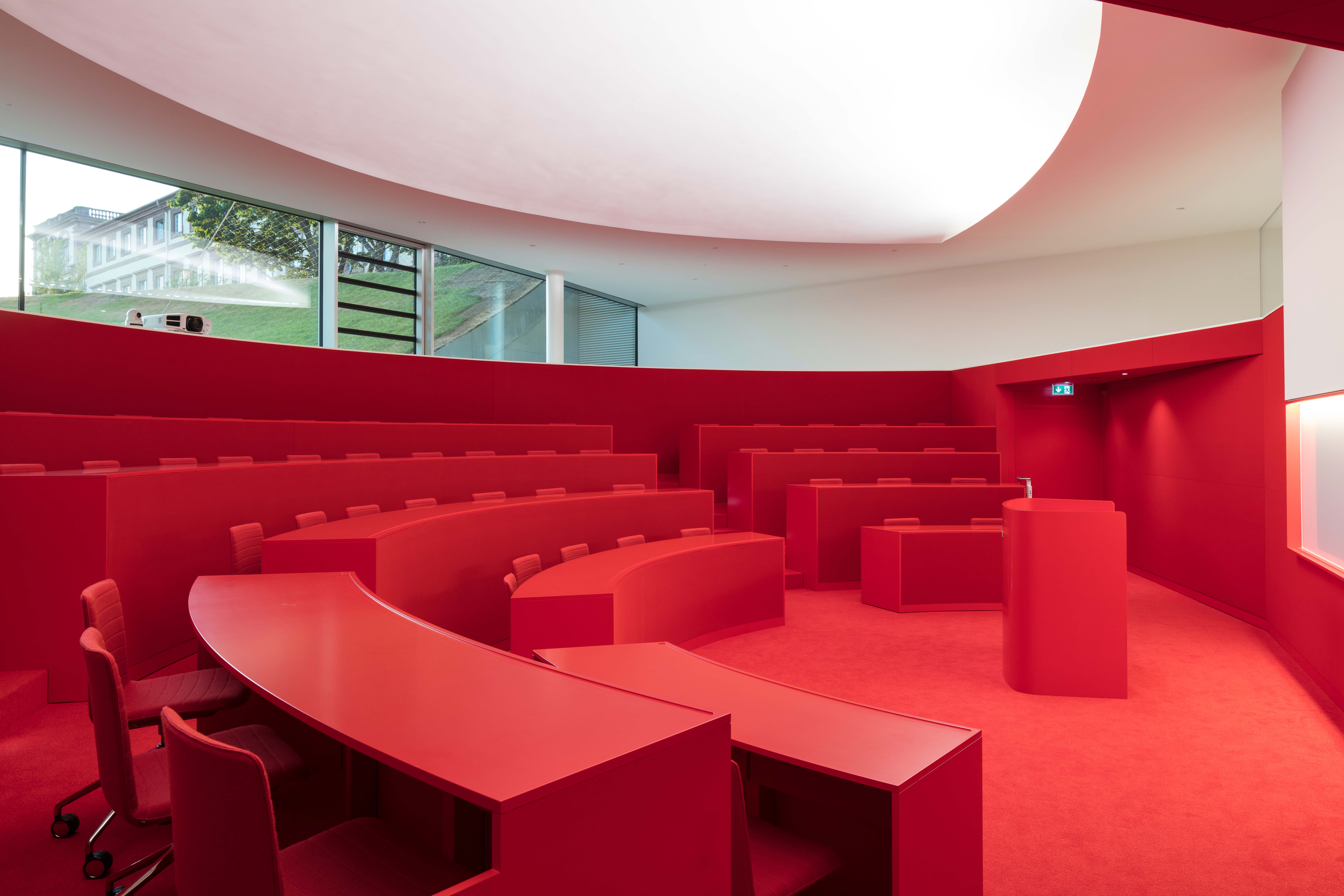 Ein roter Hörsaal.
