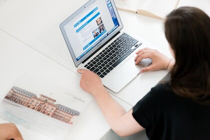 Studentin am Laptop