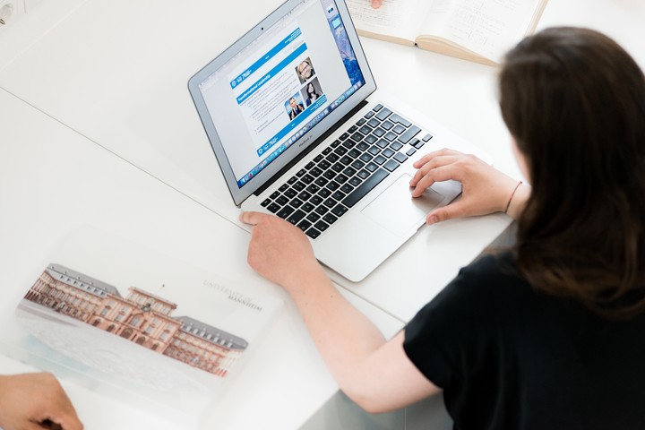 Studentin am Laptop