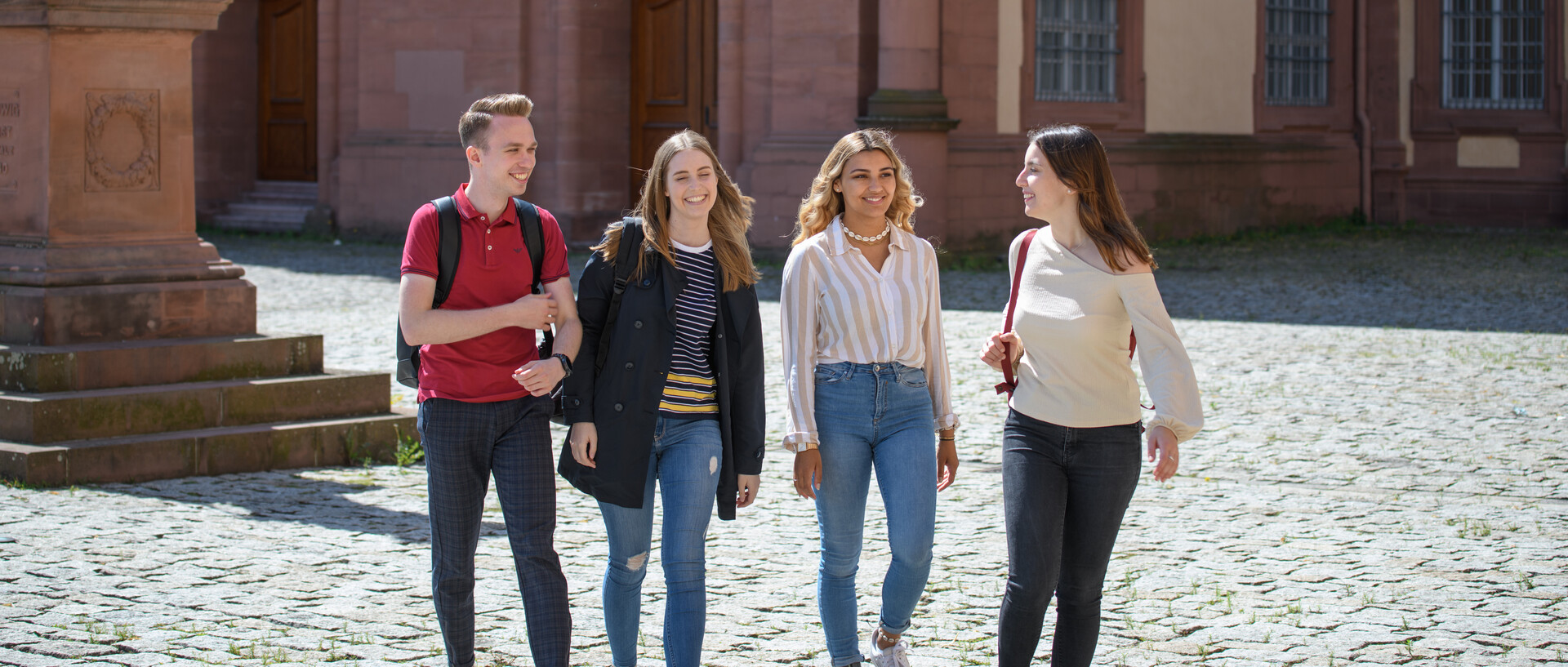 Studierende auf dem Ehrenhof