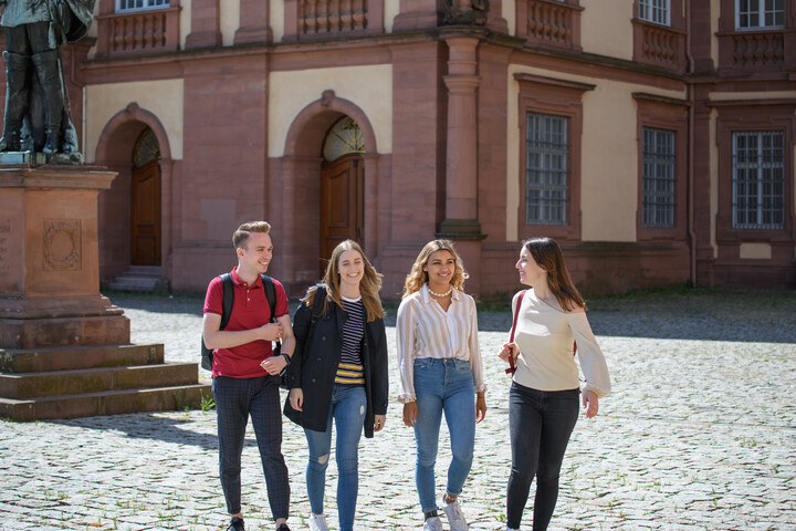 Studierende auf dem Ehrenhof