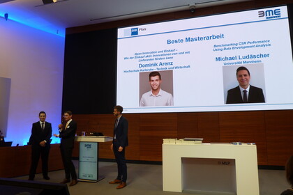 Drei Männer präsentieren beste Masterarbeit