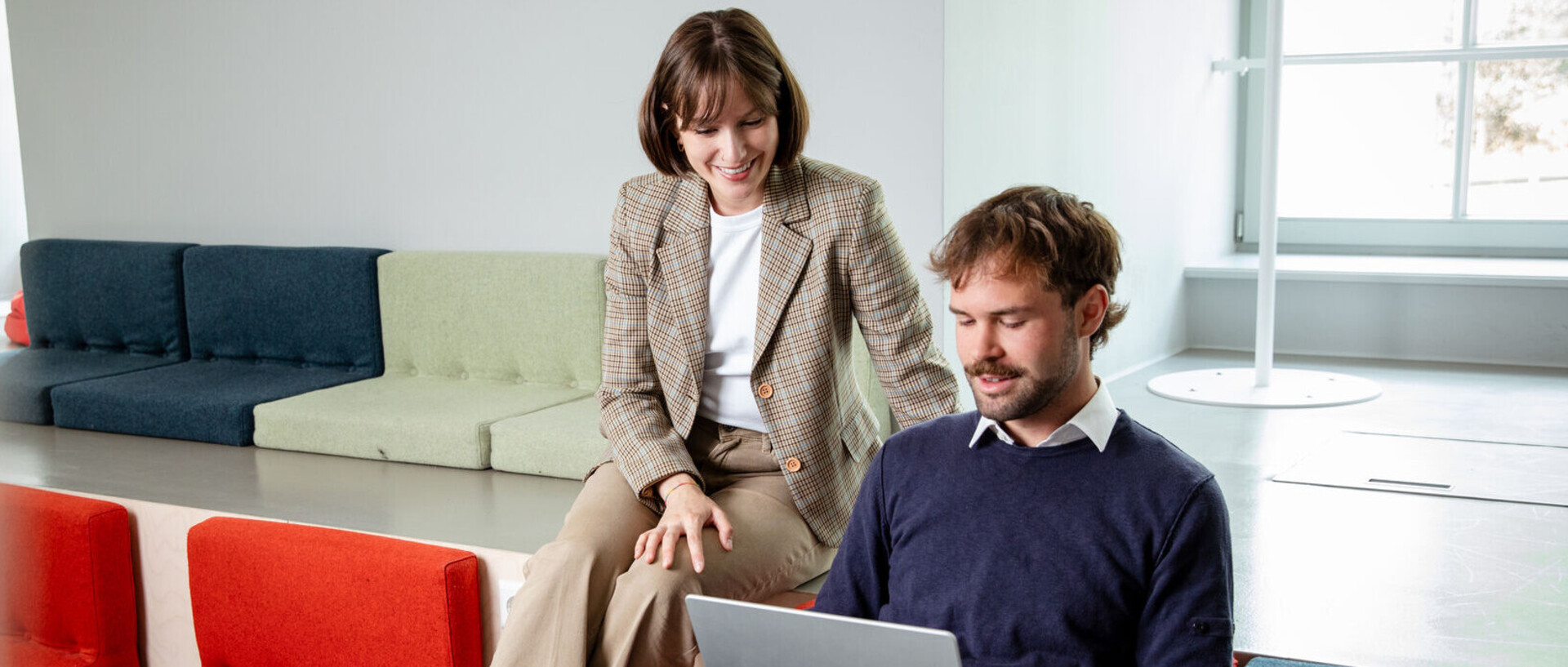 Zwei Personen im ExpLap vor dem Laptop