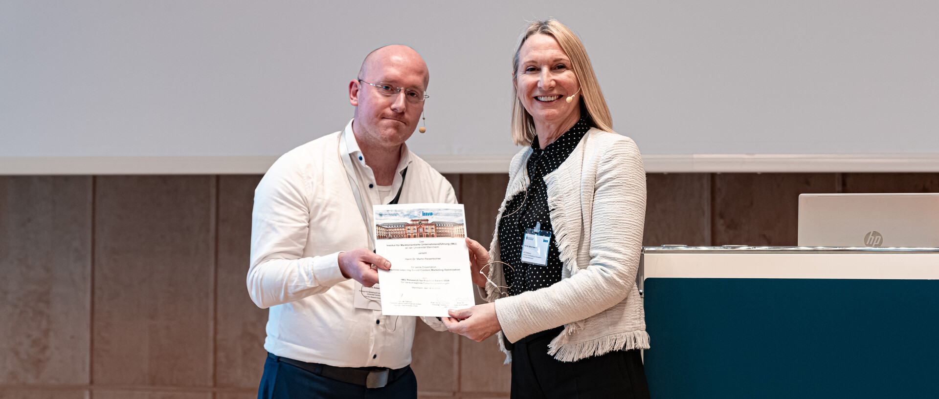Der Forschungspreisgewinner und Prof. Kuester bei der Übergabe des IMU Research for Practice Award. 