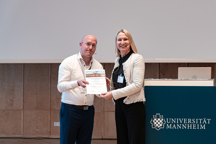Der Forschungspreisgewinner und Prof. Kuester bei der Übergabe des IMU Research for Practice Award. 