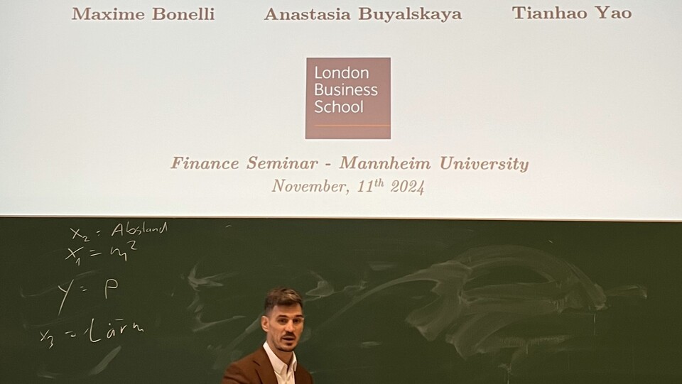 Maxime Bonelli am unterrichten vor einem Whiteboard