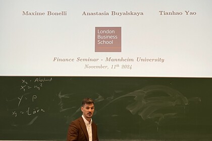 Maxime Bonelli am unterrichten vor einem Whiteboard