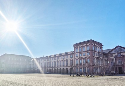 Der Westflügel des Mannheimer Barockschlosses bei Sonnenschein.