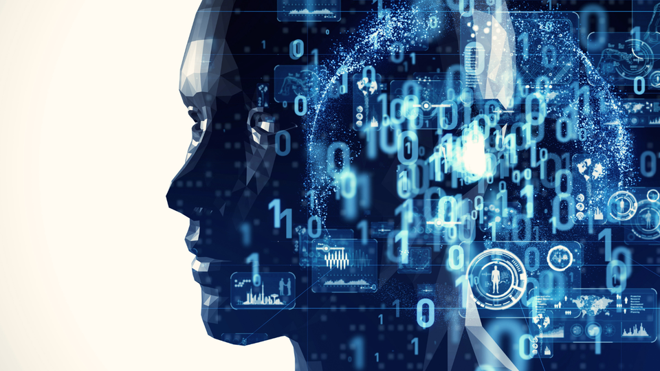 Die Seitenansicht eines Roboterkopfes, hinter dem Daten und Code zu sehen sind. Der Vordergrund ist dunkelblau, der Hintergrund ist weiß.