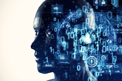 Die Seitenansicht eines Roboterkopfes, hinter dem Daten und Code zu sehen sind. Der Vordergrund ist dunkelblau, der Hintergrund ist weiß.