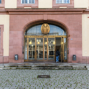 Haupteingang Universität