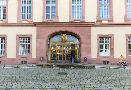 Haupteingang Universität