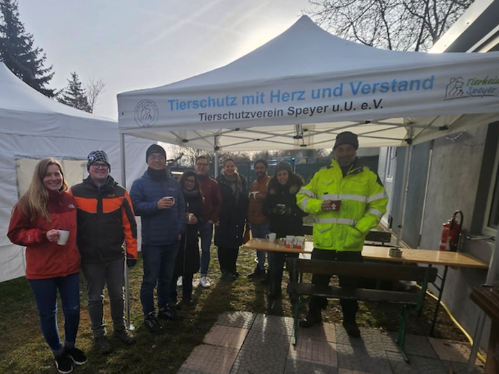 Studenten, die sich für ein Tierheim in Speyer engagieren.