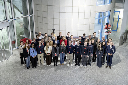 Ein Gruppenfoto der Teilnehmenden des Honors Program, die Würth besuchen.