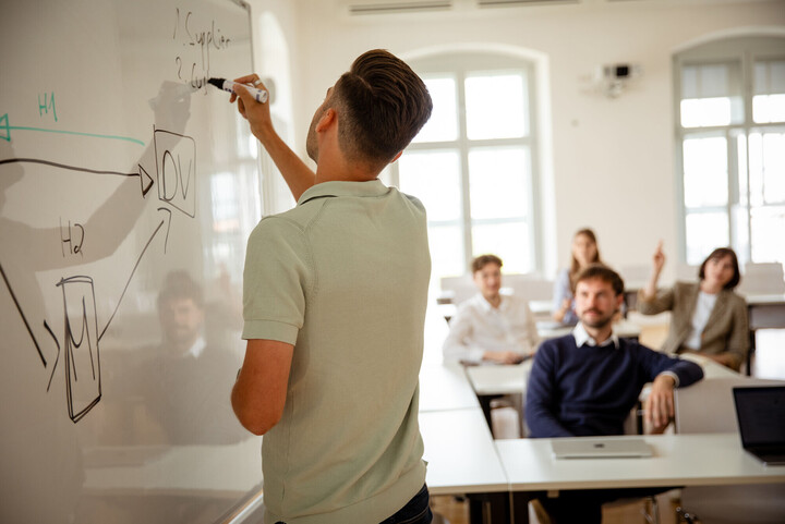 Student schreibt auf Whiteboard