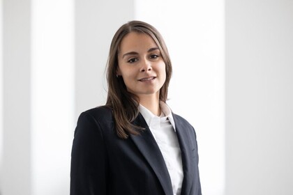 Yasmin Kuhlmann hat hellbraunes Haar und braune Haare.