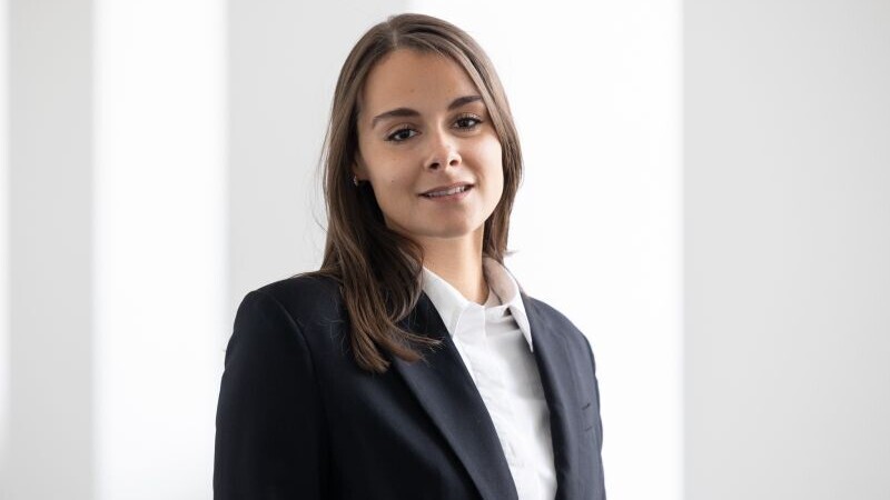 Yasmin Kuhlmann hat hellbraunes Haar und braune Haare.