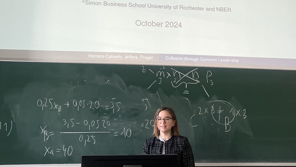 Jessica Jeffers am unterrichten vor einem Whiteboard