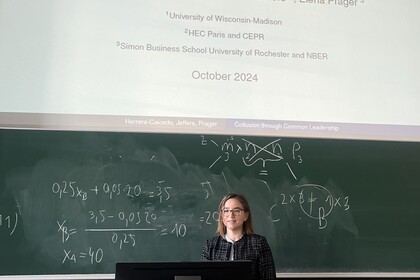 Jessica Jeffers am unterrichten vor einem Whiteboard