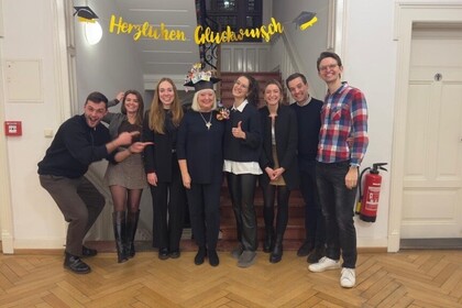 Das Team von LS Homburg steht vor dem Treppenhaus und Frau Scherer in der Mitte