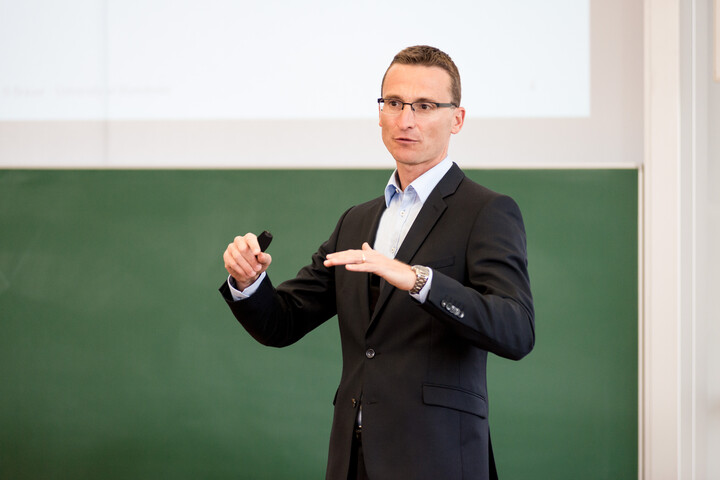 Professor Brauer vor der Tafel