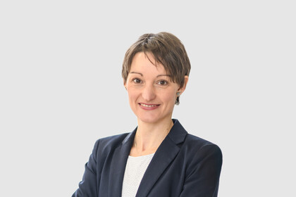 Prof. Bucher-Koenen hat kurze braune Haare und trägt einen dunkelblauen Anzug