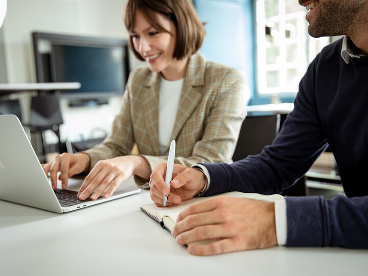 Zwei Forscher arbeiten gemeinsam an ihrer Studie. Die Forscherin arbeitet am Laptop.