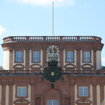 Schlossdach mit Uhr