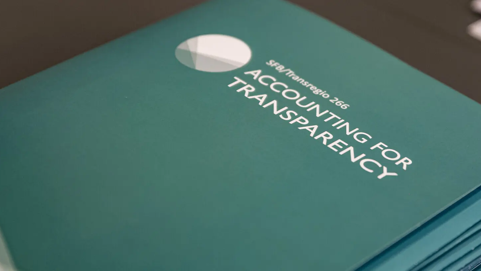 Das Logo der TRR 266 auf einem Ordner.