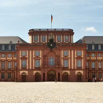 Das Mannheimer Barockschloss und der Ehrenhof unter blauem Himmel.