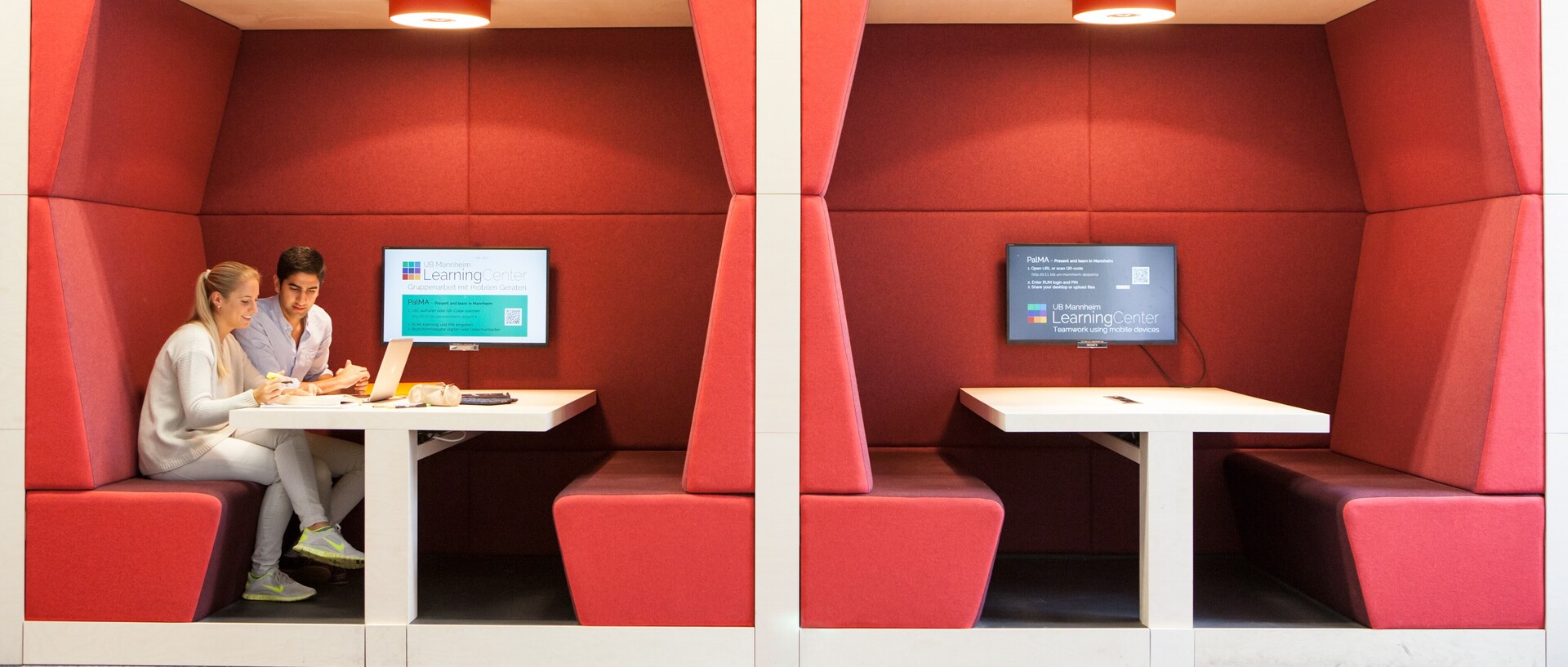 Zwei Studierende in einer Lernecke im Learning Center mit Lernmaterialien