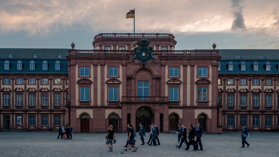 Schloss von vorne bei Dunkelheit