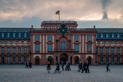 Schloss von vorne bei Dunkelheit