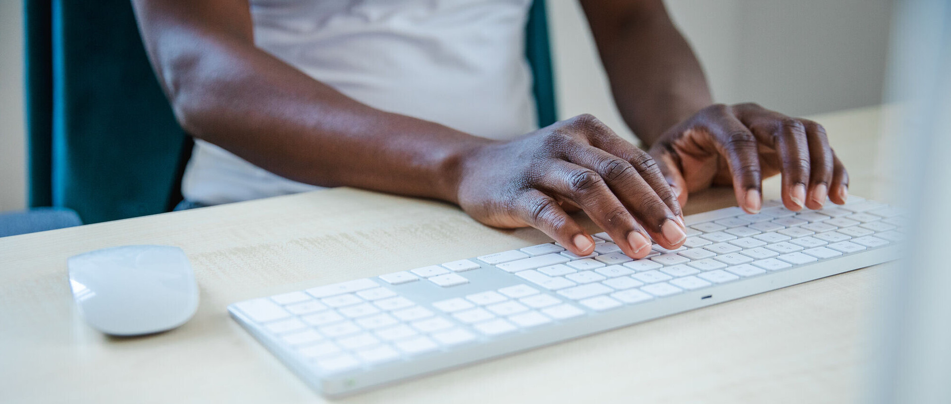 Zwei Hände, die auf einer Tastatur tippen