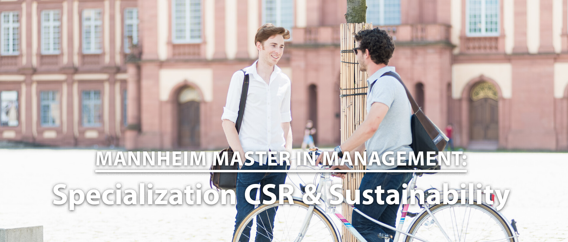 Zwei Studenten mit Fahrrad auf dem Ehrenhof, Schriftzug: Mannheim Master in Management: Specialization CSR & Sustainability