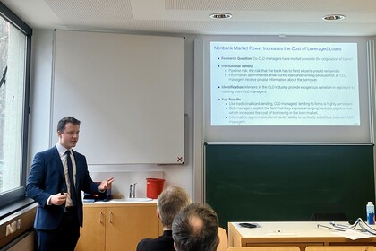 Franz Hinzen am unterrichten vor einem Whiteboard