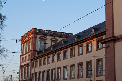 Seitenansicht des Schlosses bei Dämmerung