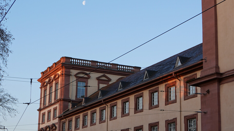 Seitenansicht des Schlosses bei Dämmerung