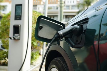 Ein umweltfreundliches Elektroauto beim Aufladen.