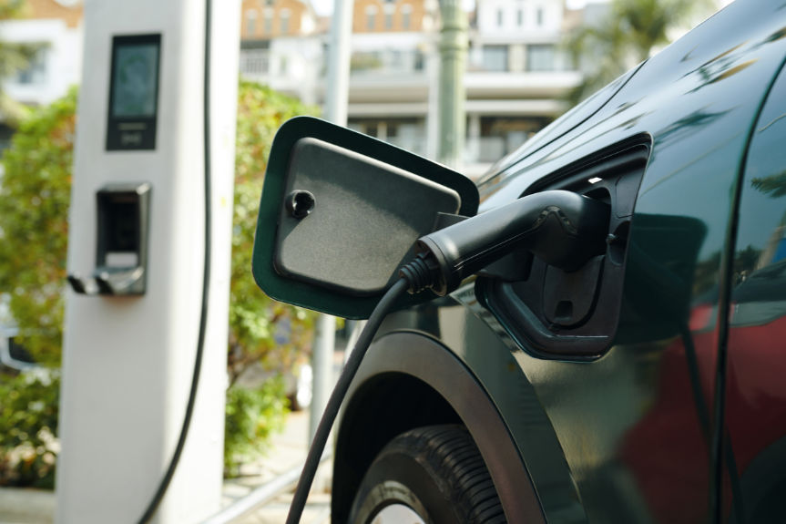 Ein umweltfreundliches Elektroauto beim Aufladen.