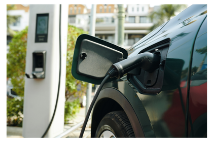 Ein umweltfreundliches Elektroauto beim Aufladen.