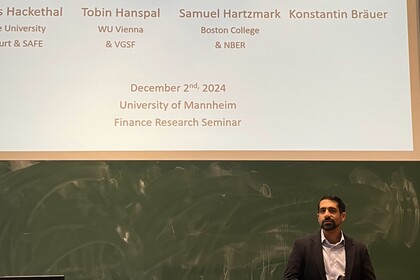 Tobin Hanspal am unterrichten vor einem Whiteboard