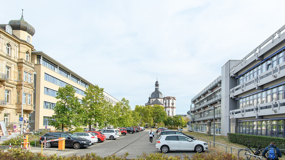 Parkplatz mit Autos zwiscen B6 und A5