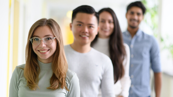 Studierende, die quer hintereinander stehen