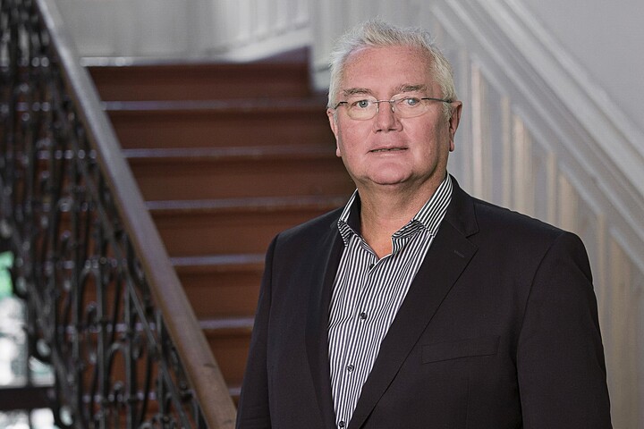 Ein Professor vor der Treppe